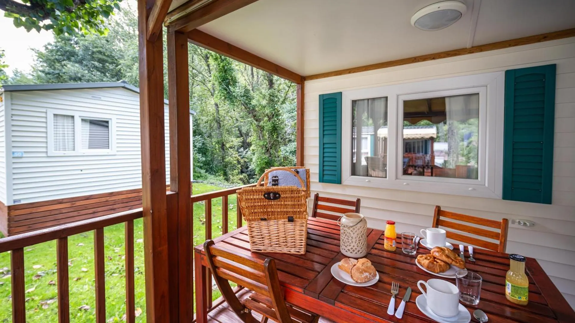 Camping Frontera Bungalow Park Farga de Moles